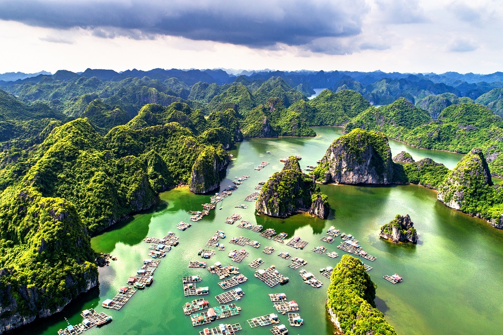 Ha-Long-Bay-en-hydravion