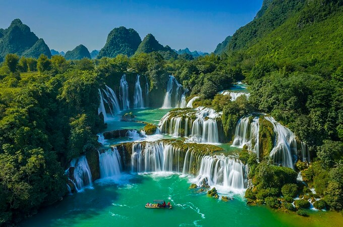 La vue incroyable de la cascade Ban Gioc