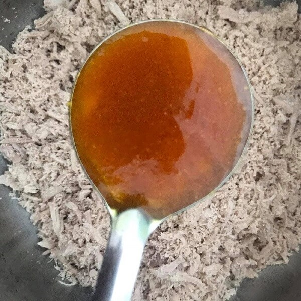 Ajouter la moitié de la sauce et laisser mariner le porc (ruốc) pendant environ 30 minutes