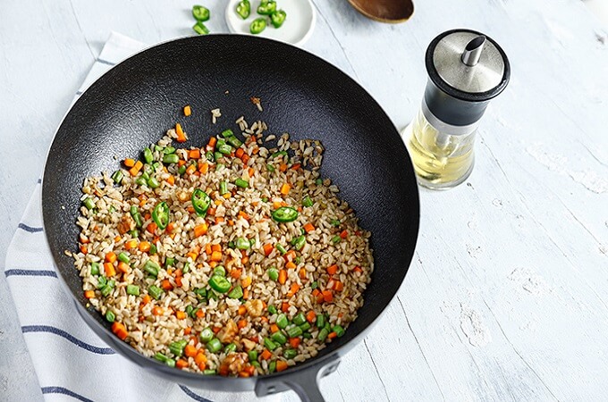 Utilisez un Wok chinois traditionnel (en fonte)