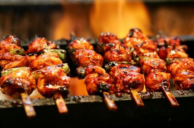 La viande grillée au charbon est toujours meilleure