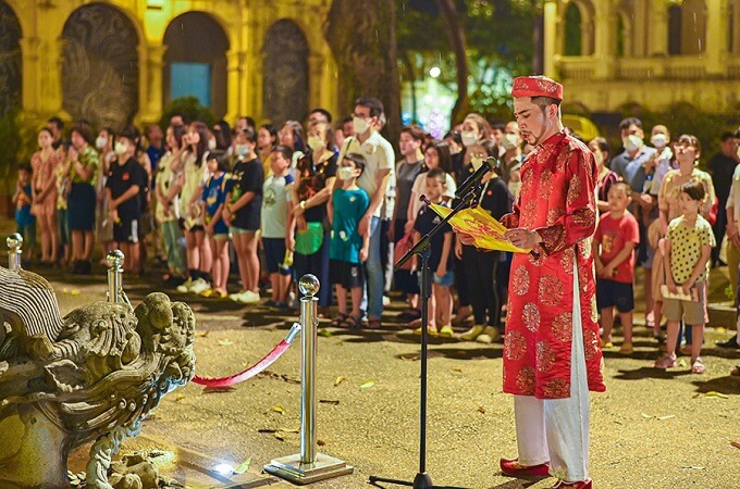 Devant le Palais Kinh Thien, tout le monde a écouté attentivement l'éloge funèbre Dâng Văn