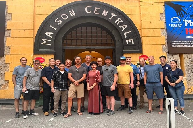 Les célébrités se sont rendus en visite à la prison de Hoa Lo