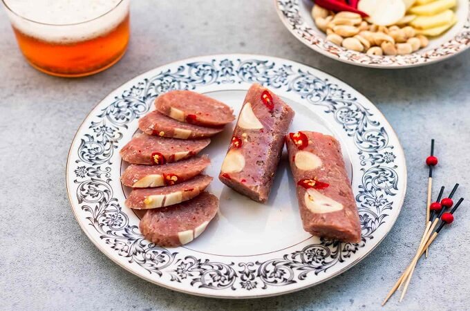 Le porc fermenté peut être consommé comme collation