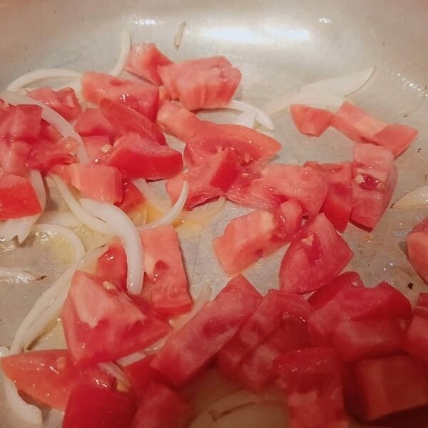 Faire sautée les oignons et tomates sur la poêle