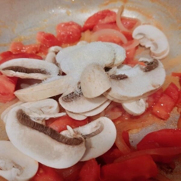 Rajouter les champignons et les assaisonnements