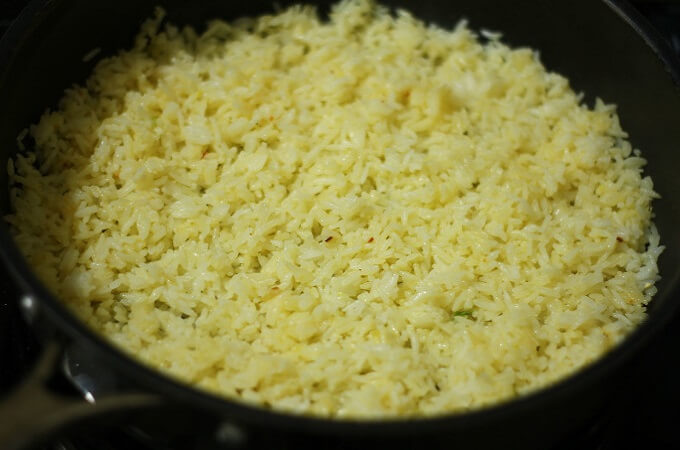 Faire frire le riz à feu moyen