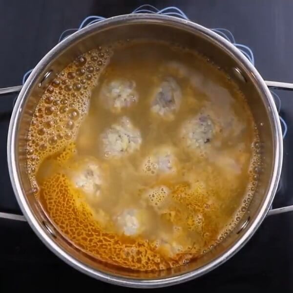La soupe avec des boulettes crevettes