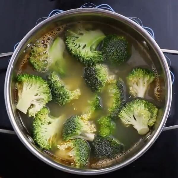Laissez seulement quelques minutes le brocoli pour garder son côté croquant