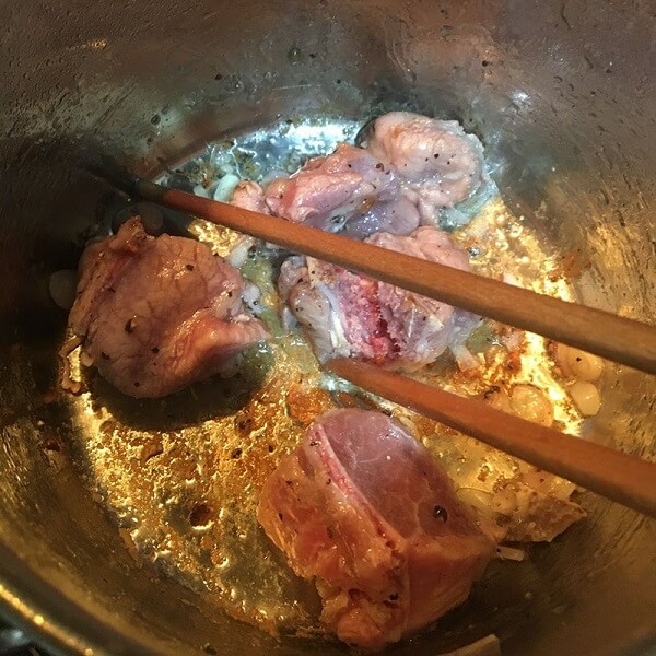 Les os de porc marinés et faites sauter à feu moyen