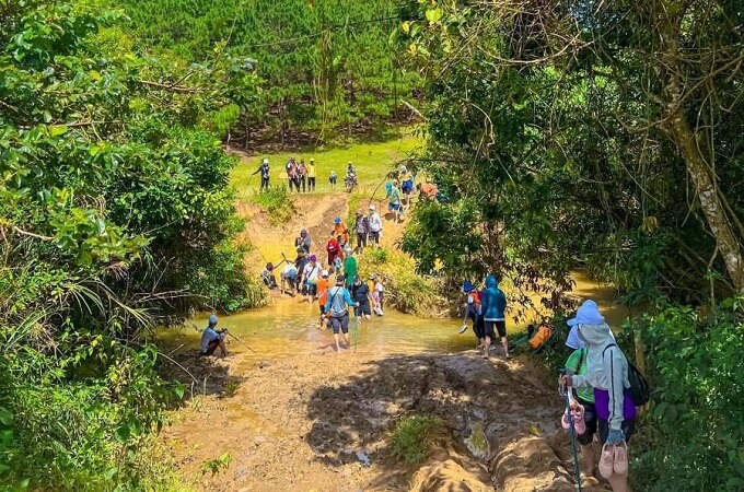 Le terrain commence à se chevaucher avec de nombreuses montagnes, collines et pentes élevées