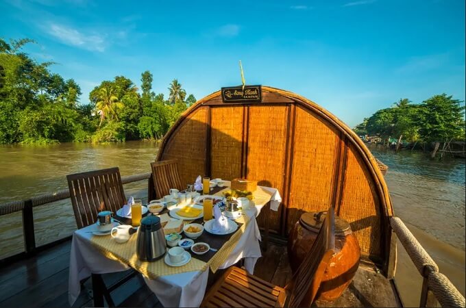 Un repas dans un cadre magnifique proche de la nature du sampan Song Xanh