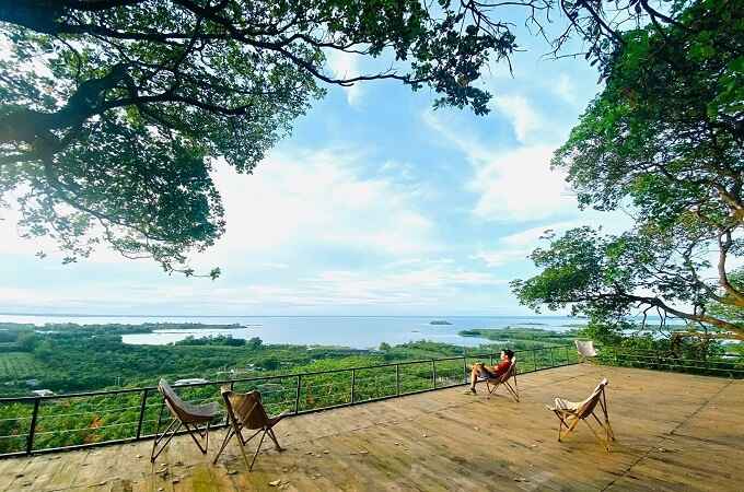 Grand espace dehors immense terrasse, lac Tri An