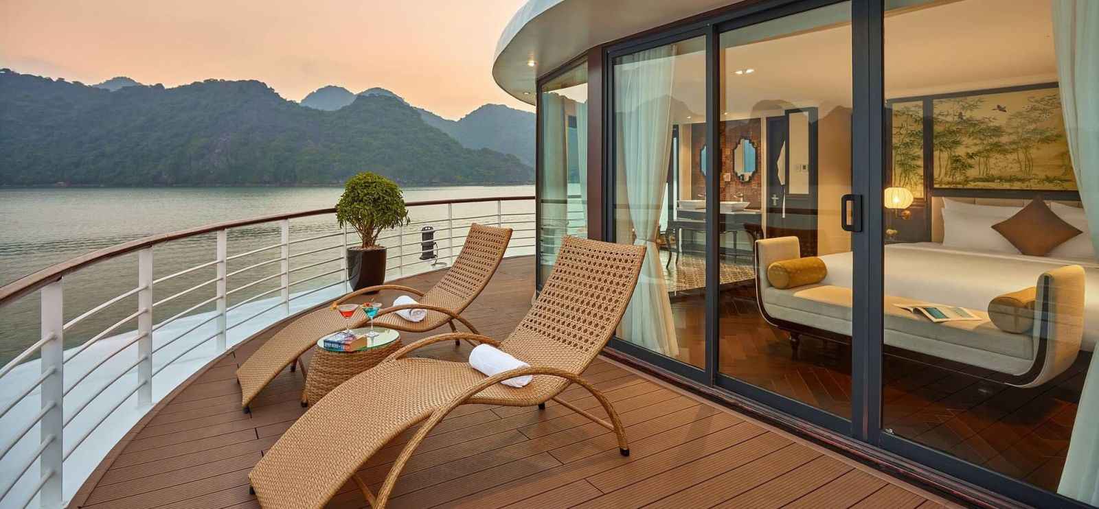 Parcourez les eaux et les petites criques de la baie d'Halong par les bateaux à rames