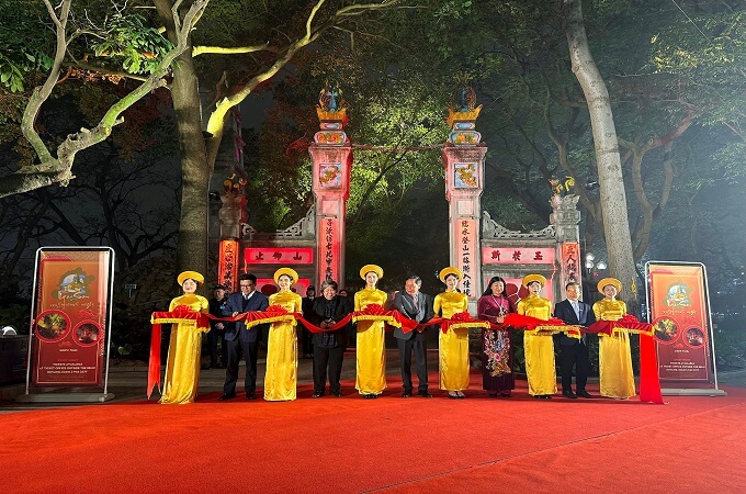 Les autorités ont lancé officiellement la visite nocturne au temple Ngoc Son