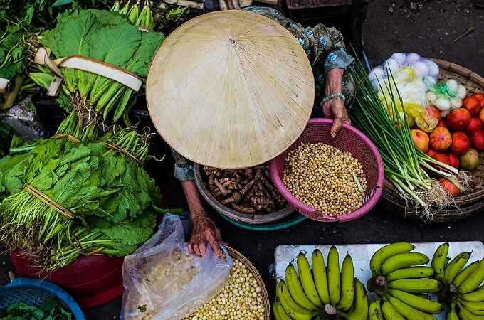 Visiter un marché local pour le cours de cuisine