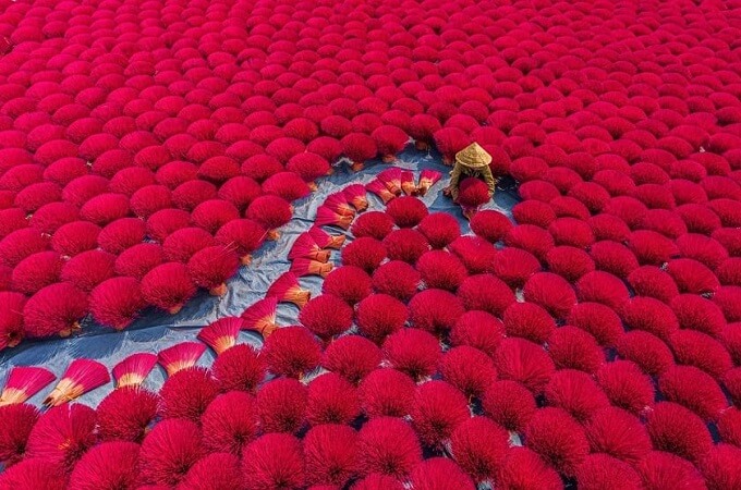 La couleur rouge est dominante créant une scène attrayante, Quang Phu Cau