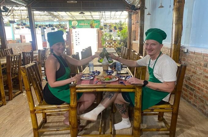 Les visiteurs préparent des ingrédients et des plats traditionnels de Hoi An