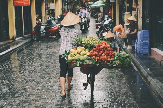 Vendeuse ambulante dans le vieux quartier de Hanoi