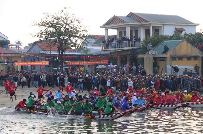 Course de bateau du village Thai Duong Ha sur la lagune