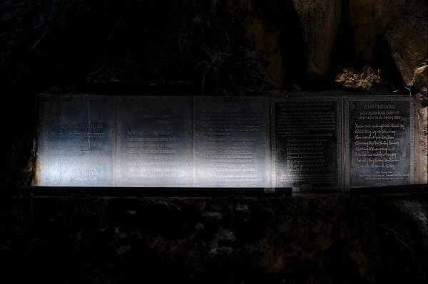 Poèmes gravés sur les stèles