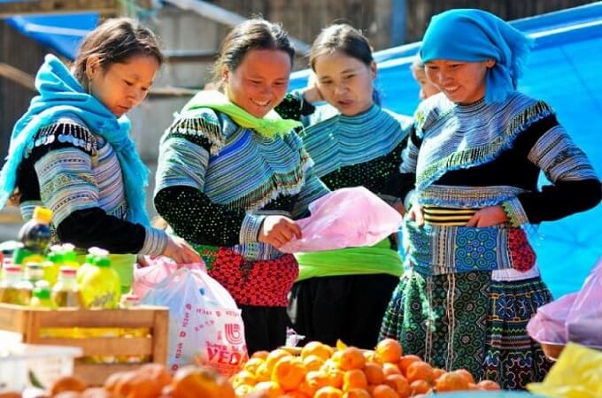Les visages souriants quand on s'aprête à dénicher une bonne affaire, Muong Hum, Lao Cai
