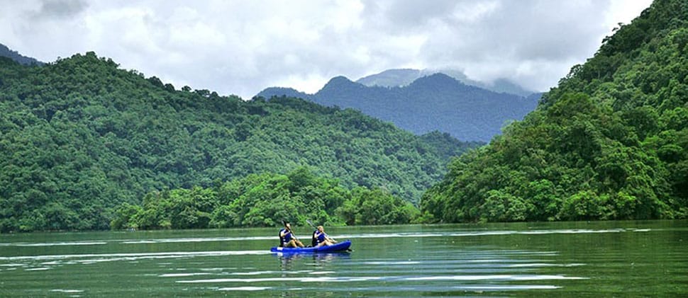 Faire du kayak sur le lac Ba Be kayak-ba-be