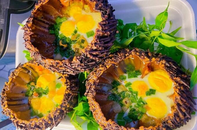 Oursins grillés avec des œufs et de la graisse d’oignon