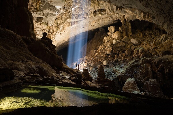Ruisseau transparent à l'intérieur de la grotte