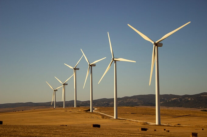 Les grandes pales géantes tournent lentement dans le ciel