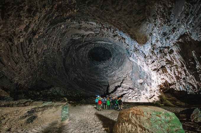 Découverte des grottes de Tu Lan