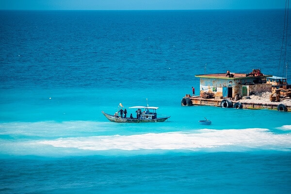 La couleur bleue caractéristique de la mer de Ly Son