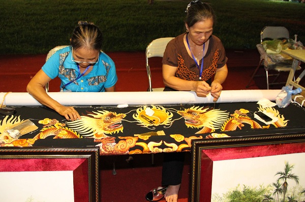 Motifs de broderie sur les produits du village de Van Lam
