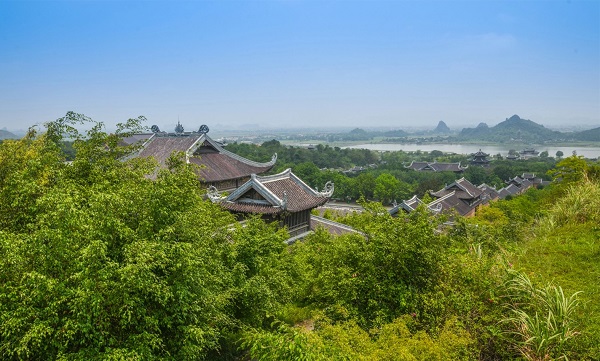 La pagode Bai Dinh est entourée d'une belle végétation