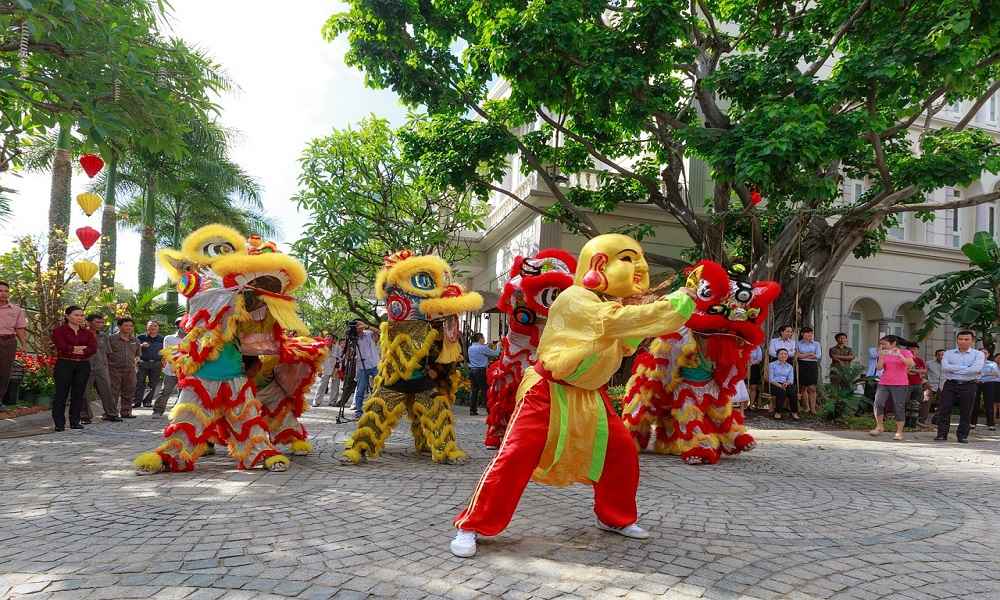 Spectacle de 'múa lân' pour célébrer une nouvelle ouverture ou à l'occasion du Tết