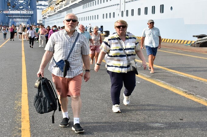 Touristes internationaux arrivant par bateau à Ba Ria - Vung Tau