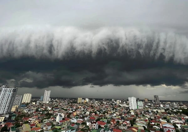 Rare phénomène observé à Hanoi avant la tempête