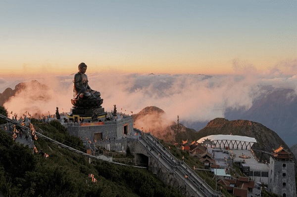Le mont Fansipan dans les nuages
