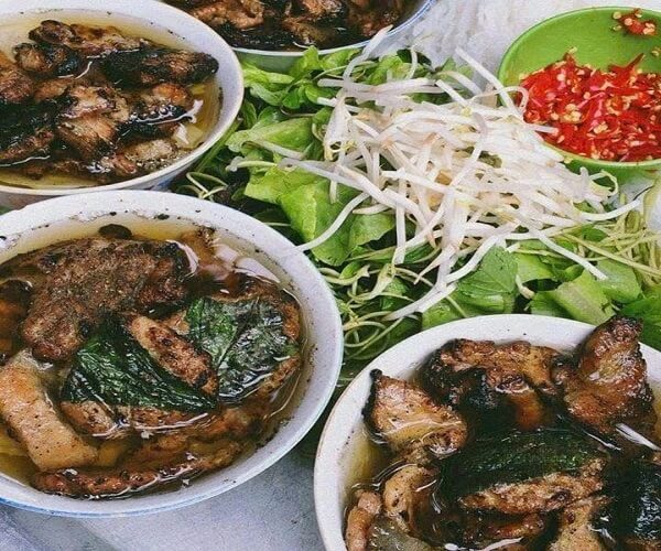 Vermicelles de riz bun cha d'Hanoi
