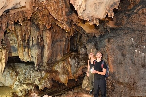 À l'intérieur de la grotte Trung Trang