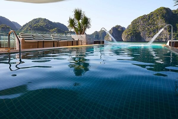 Piscine à débordement à bord de la croisière