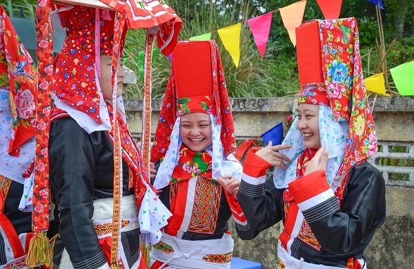 Les Dzao au marché de Binh Lieu