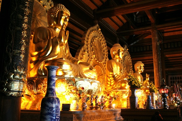 À l'intérieur de la pagode Bai Dinh