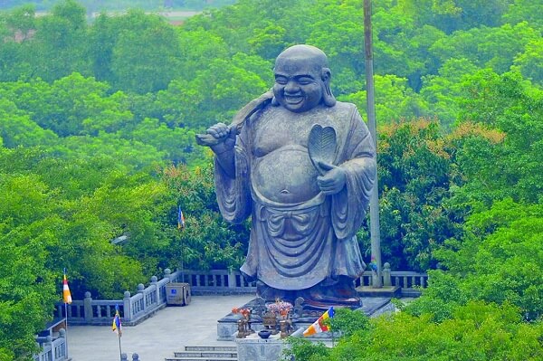 La plus grande statue du Bouddha Maitreya au Vietnam