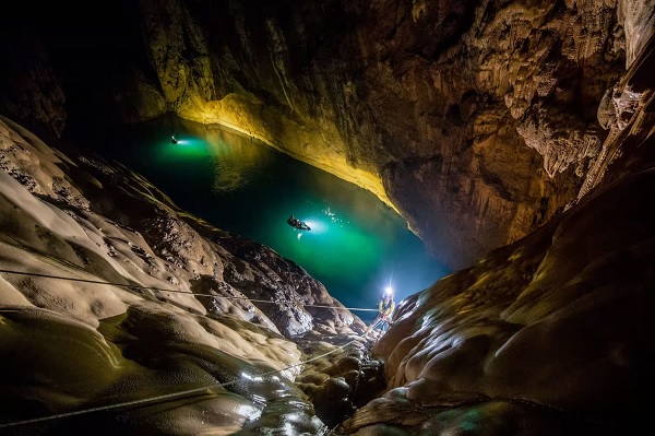 Grimper sur le MUR dans la grotte Son Doong