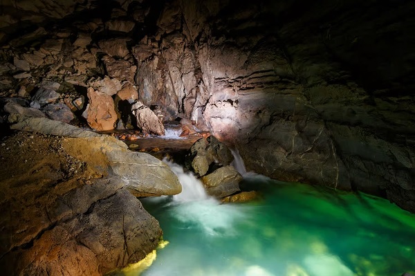 Lac souterrain de la grotte de Nuoc Nut