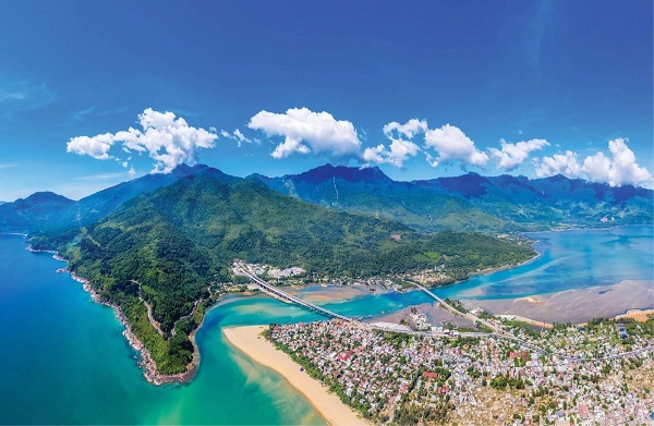 La baie de Lang Co avec une vue panoramique