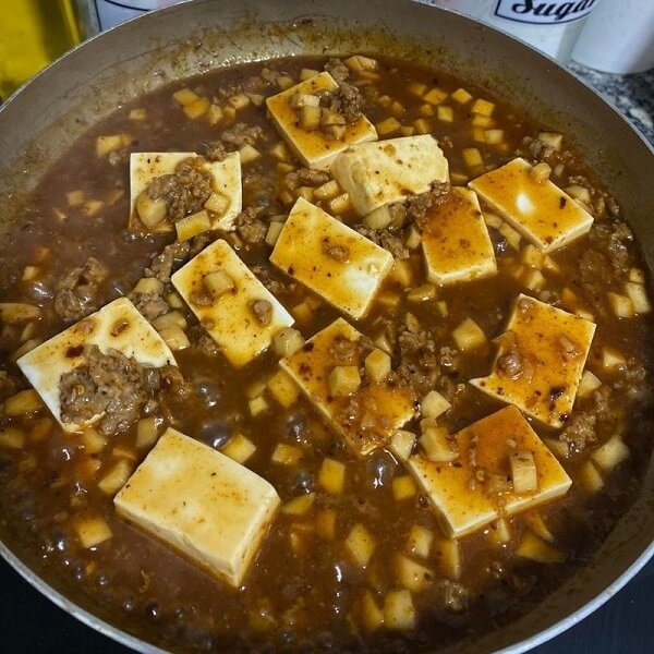 Ajoutez délicatement chaque morceau de tofu jeune