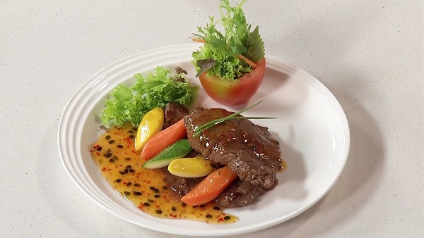 Belle assiette boeuf à la sauce fruit de la passion