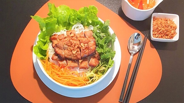 Bol de vermicelles de riz au porc grillé